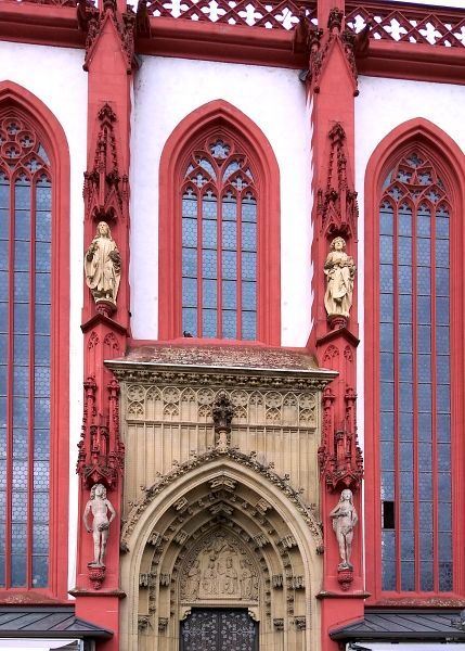 Südportal der Marienkapelle Foto: Das Südportal mit den Kopien der von Tilman Riemenschneider erschaffenen Adam und Eva; Foto ©Britta Ogasahara