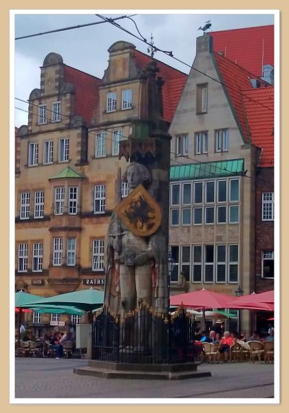 Der Bremer Roland, eine 1404 errichtete Rolandstatue auf dem Marktplatz vor dem Rathaus, ist ein Wahrzeichen Bremens und gilt als ältester erhaltener Steinroland, Foto ©Britta Ogasahara