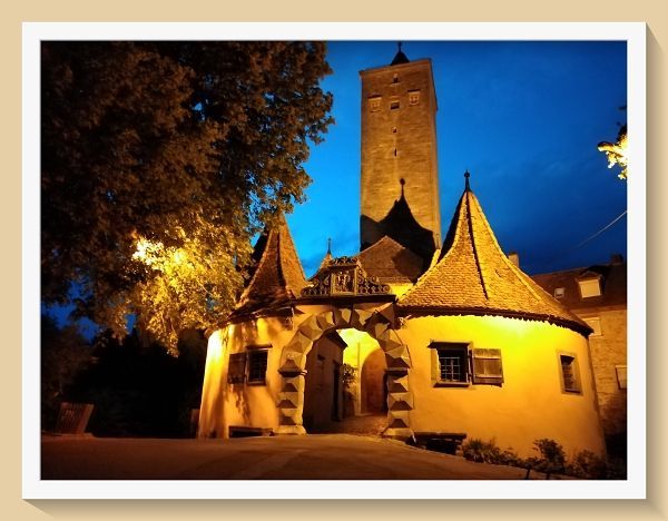 schön beleuchtet, Foto ©Britta Ogasahara Foto: Das hintere beleuchtete Stadttor zum Stadtgarten hin; Foto ©Britta Ogasahara