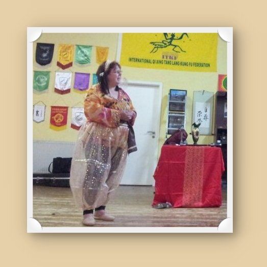 durchsichtige Pumphose, mit Seinen besetzte Bluse,