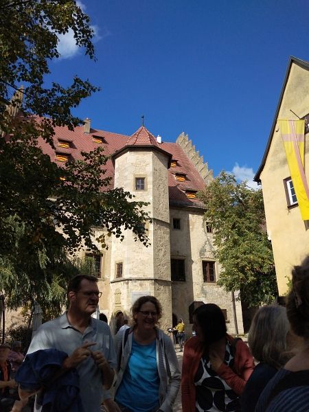 Foto: Schloss Sommerhausen, der Fürst ist im Hause, es ist geflackt; Foto ©Britta Ogasahara