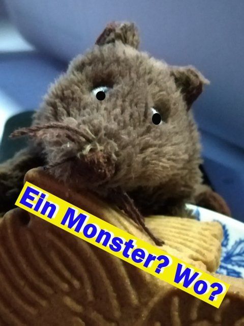 Eine Stoffratte, mein Monster zweiter Teil, arrangiert mit Spekulatius Foto: Eine Stoffratte arrangiert mit Spekulatius, Text: Ein Monster? Wo? zweiter Teil; Foto ©Britta Ogasahara