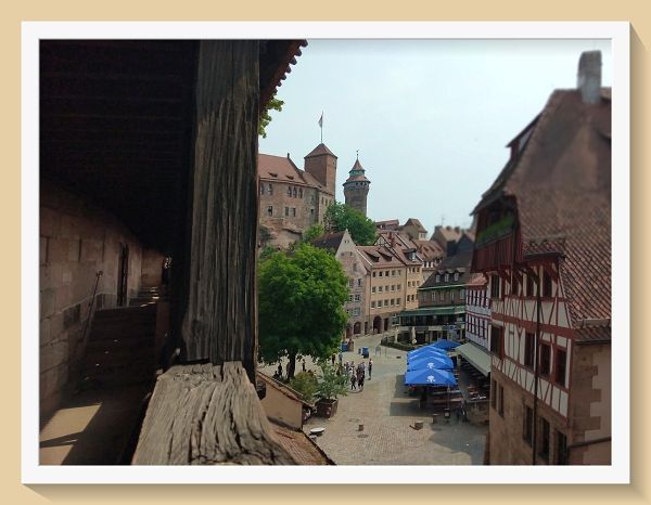 Blick aus dem Wehrgang, Foto © Britta Ogasahara Foto: Rückwertige Ansicht der Burg in Nürnberg, Foto aus dem Wehrgang heraus; Foto © Britta Ogasahara