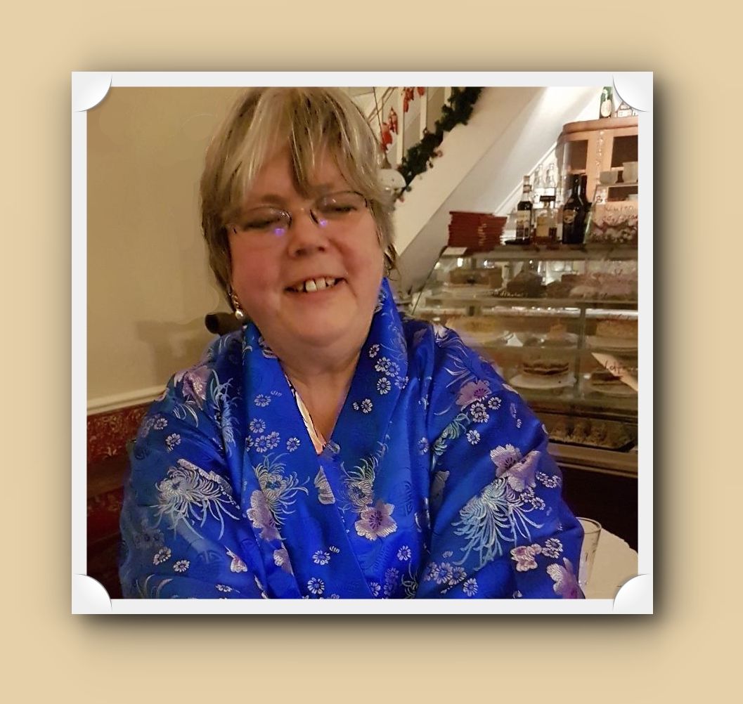 Weihnachtsauftritt im Café Törtchen in blauem Kimono