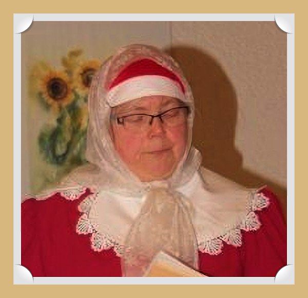 für das Weihnachtskostüm, weißer breiter Spitzenkragen, Weihnachtsmütze und darüber ein weißes Spitzenkopftuch