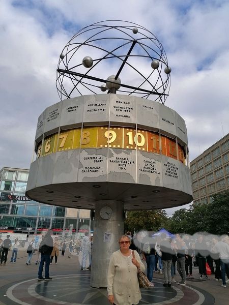 Birgit vor der Weltzeituhr Die Weltzeituhr beliebter Treffpunkt in Berlin