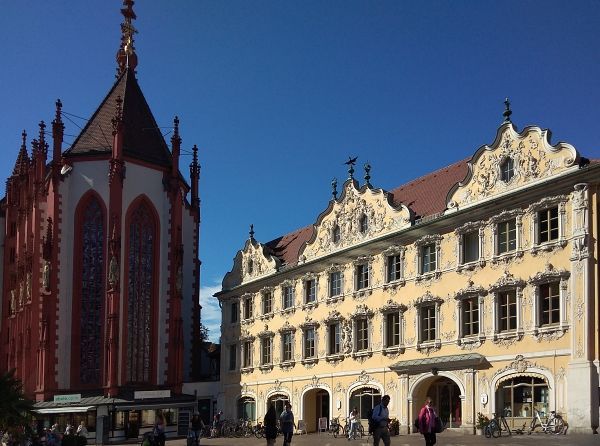 Das Haus zum Falken, auch Falkenhaus genannt, ist ein Gebäude am Marktplatz in der Innenstadt Würzburgs. Foto: Das Haus zum Falken, am Marktplatz in der Innenstadt Würzburgs; Foto ©Britta Ogasahara