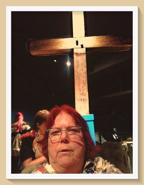 Selfie vor dem Gipfelkreuz, Foto ©Britta Ogasahara Foto: Selfie vor dem Gipfelkreuz; Foto ©Britta Ogasahara