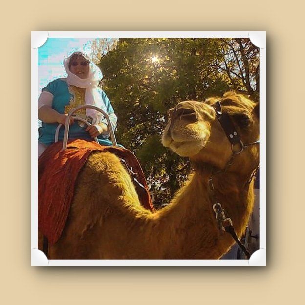 Orientalisches türkises Kostüm mit Goldstickerei, weiße Kopfbedeckung, weiße Hose, Ritt auf dem Kamel, Foto und Bearbeitung ©Britta Ogasahara