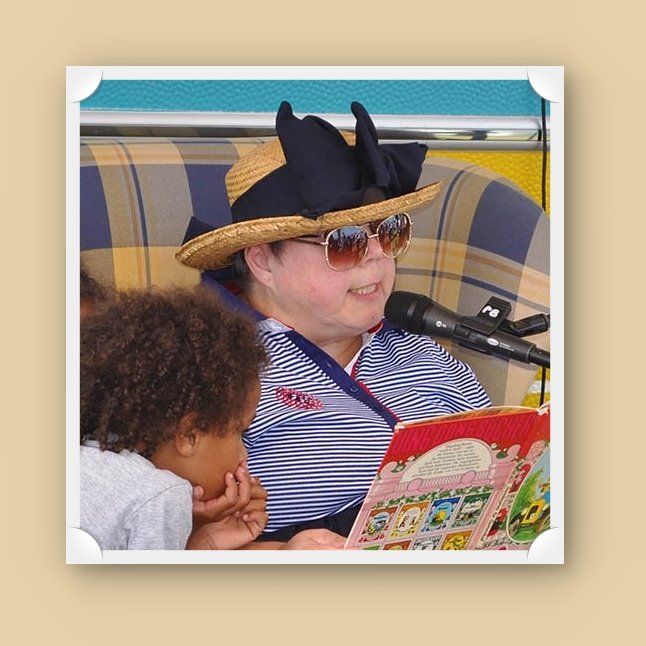 im Ohrensessel sitzend, auf der Breminale 2017, Strohhut mit blauer Schleife, blau-weiße Bluse, blauer Rock,