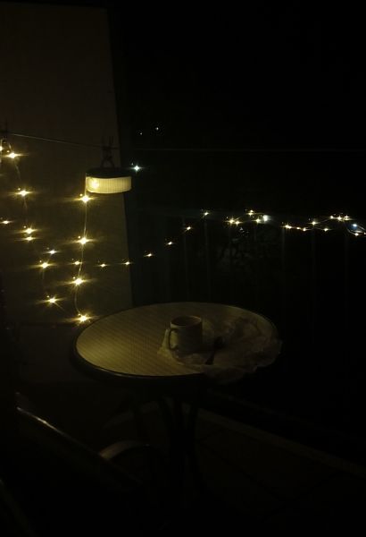 an der Wäscheleine ist eine LED-Leuten-Kette gespannt; es ist so viel gemütlicher und romantischer mit der Campingbeleuchtung am Abend