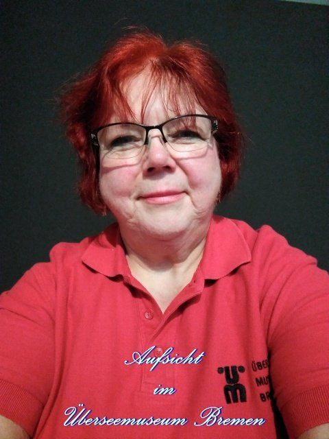 Britta, die Museumsaufsicht Foto: Selfie von Britta, mit dem roten Poloshirt des Überseemuseums; Foto ©Britta Ogasahara