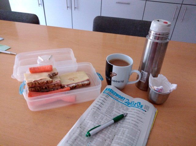 Pause - Kaffeetasse, Brotdose, Thermoskanne, Rätselheft mit Kugelschreiber, ©:Britta Ogasahara Pause - Kaffeetasse, Brotdose, Thermoskanne, Rätselheft mit Kugelschreiber