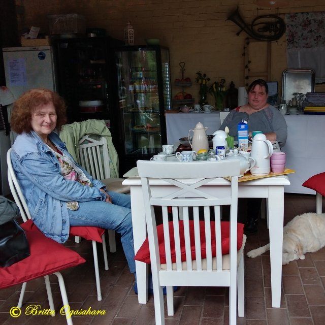 Katharina sitzt am Tisch, es ibt selbstgemachten Kuchen