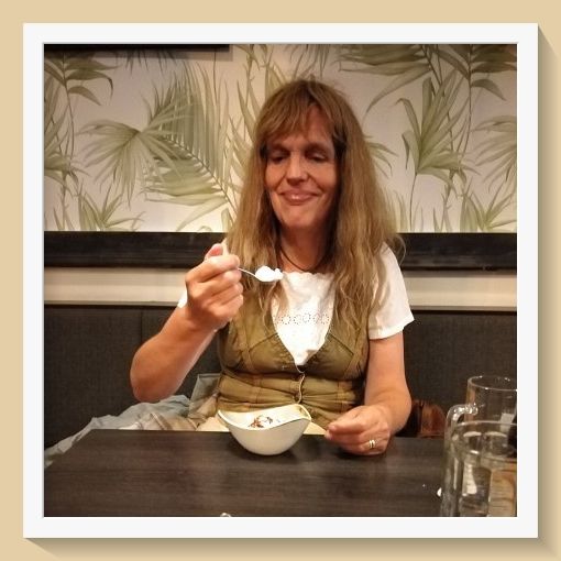 Bea lässt es sich schmecken Foto: Mittagspause beim Japaner, Frau ist Eiscreme; Foto ©Britta Ogasahara