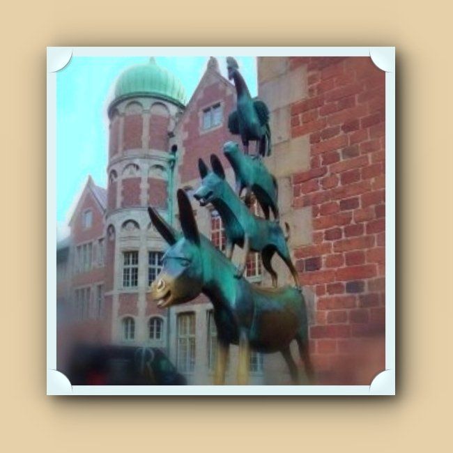 Sie wurden das Wahrzeichen von Bremen die Bronzestatue der Bremer Stadtmusikanten vor dem Bremer Rathaus, erstellt von Gerhard Marcks (1953)