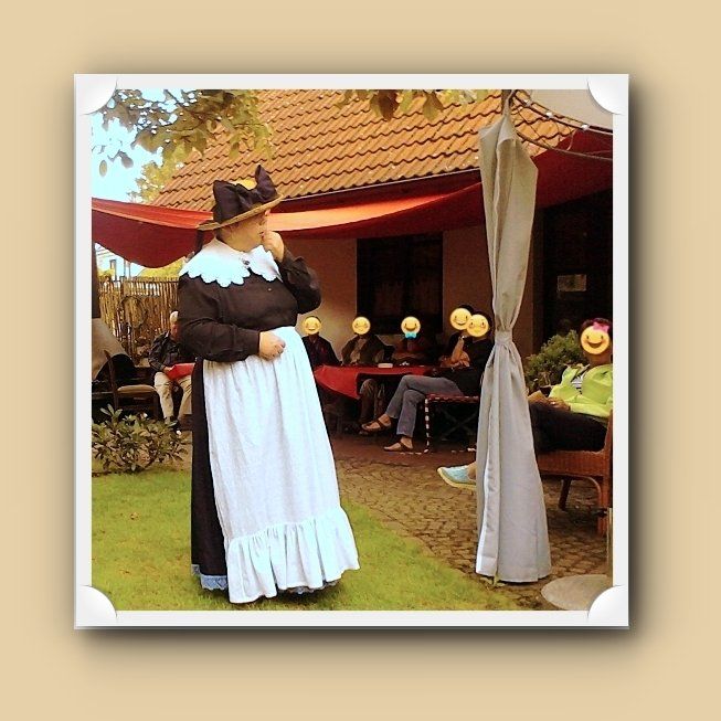 Foto: Bremer Deern im Garten des Café Törtchen; Foto ©Britta Ogasahara