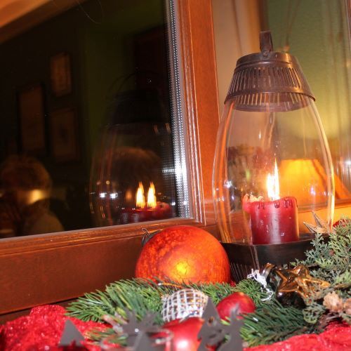 Kerze auf der Fensterbank, Weihnachtsdeko,