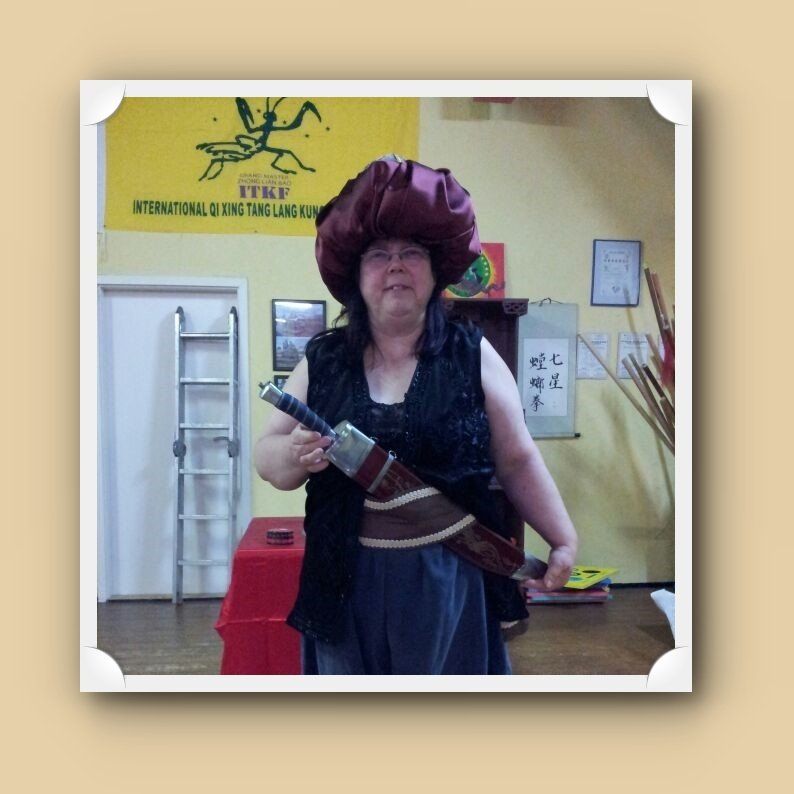 großer roter Turban, schwarze Weste, blaue Pumphose, Bauchbinde, ein kleiner gebogener Dolch,