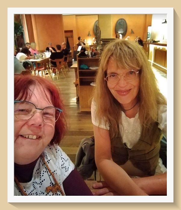 Das Essen mit Märchen war ein schöner Abend Foto: 2 Frauen, die Märchenerzählerinnen Bea Tilanus und Britta Ogasahara, Das Essen mit Märchen ; Foto ©Britta Ogasahara
