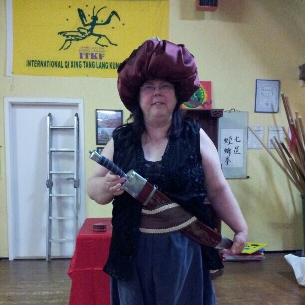 Adventsauftritt - gebanntes Lauschen,großer roter Turban, schwarze bestickte Weste, Bauchbinde, Krummsebel,