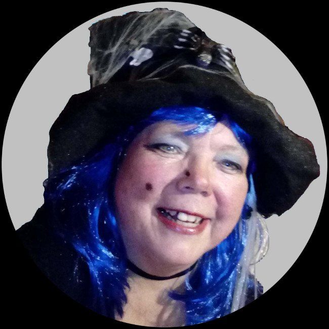 Karnevall in Bremen, Hexe mit blauen Haaren, lächeln, kleine Hexe,