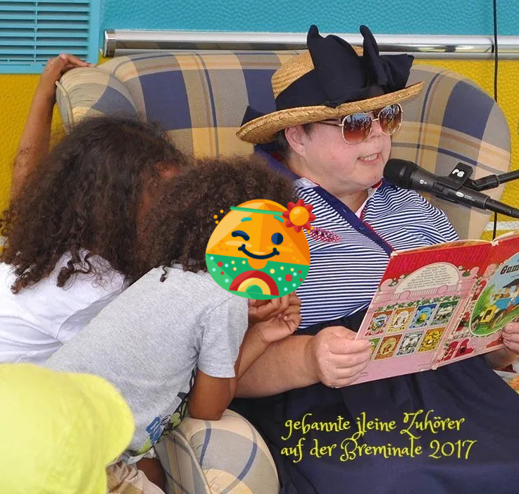 Märchenerzählerin Britta Ogasahara sitzt in einem Ohrensessel und liest aus einem Buch vor Märchenerzählerin Britta Ogasahara sitzt in einem Ohrensessel und liest aus einem Buch vor, 2 Kinder hören zu
