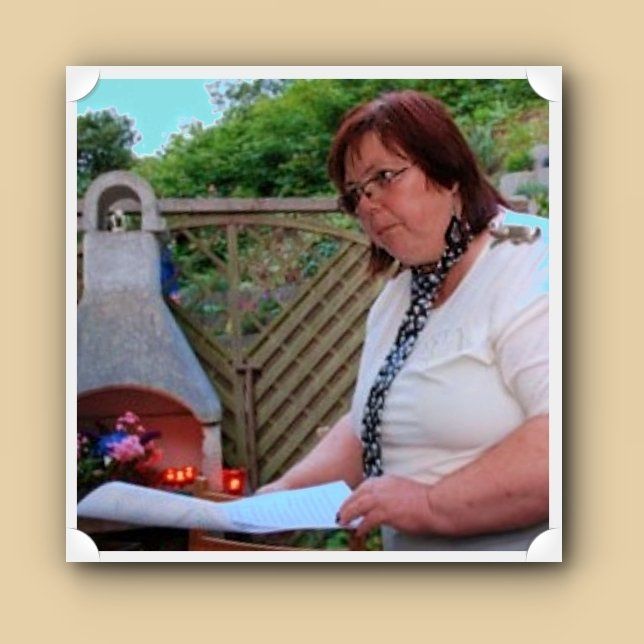 Foto: vor Kamin im Garten, Gruselgeschichten lesen; Foto ©Erika Olankojo, Bearbeitung© Britta Ogasahara