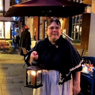 Bremer Origenal, Fisch Lizie, blaues Kostüm, weiße Schütze, blauer kurzer Umhang, in der Hand eine Lampe mit Kerze, Foto: Bremer Original, Fisch Luzie, im Schnoor,