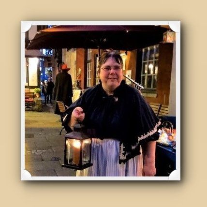 blaues Kostüm, langer Rock, weiße Schürze,Laterne