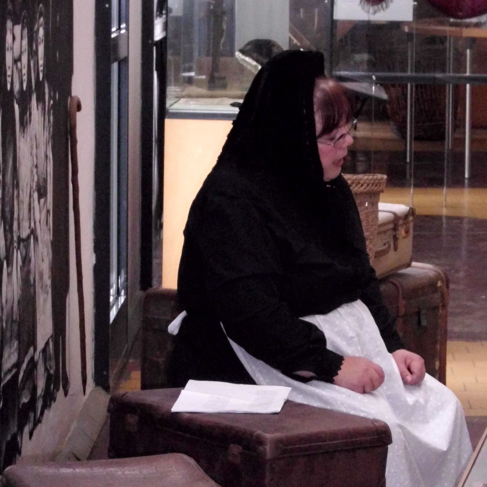 Foto: Frau in der Nordwolle Delmenhorst, Kostüm an eine Böhmische Tracht angelehnt; Foto ©Britta Ogasahara