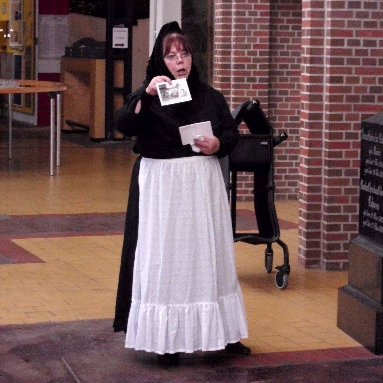 scharzes Kleid, weiße Schürze, schwares Kopftuch (an eine Tracht angelehnt); soll eine Frau aus Böhmen darstellen, Photo Britta Ogasahara©