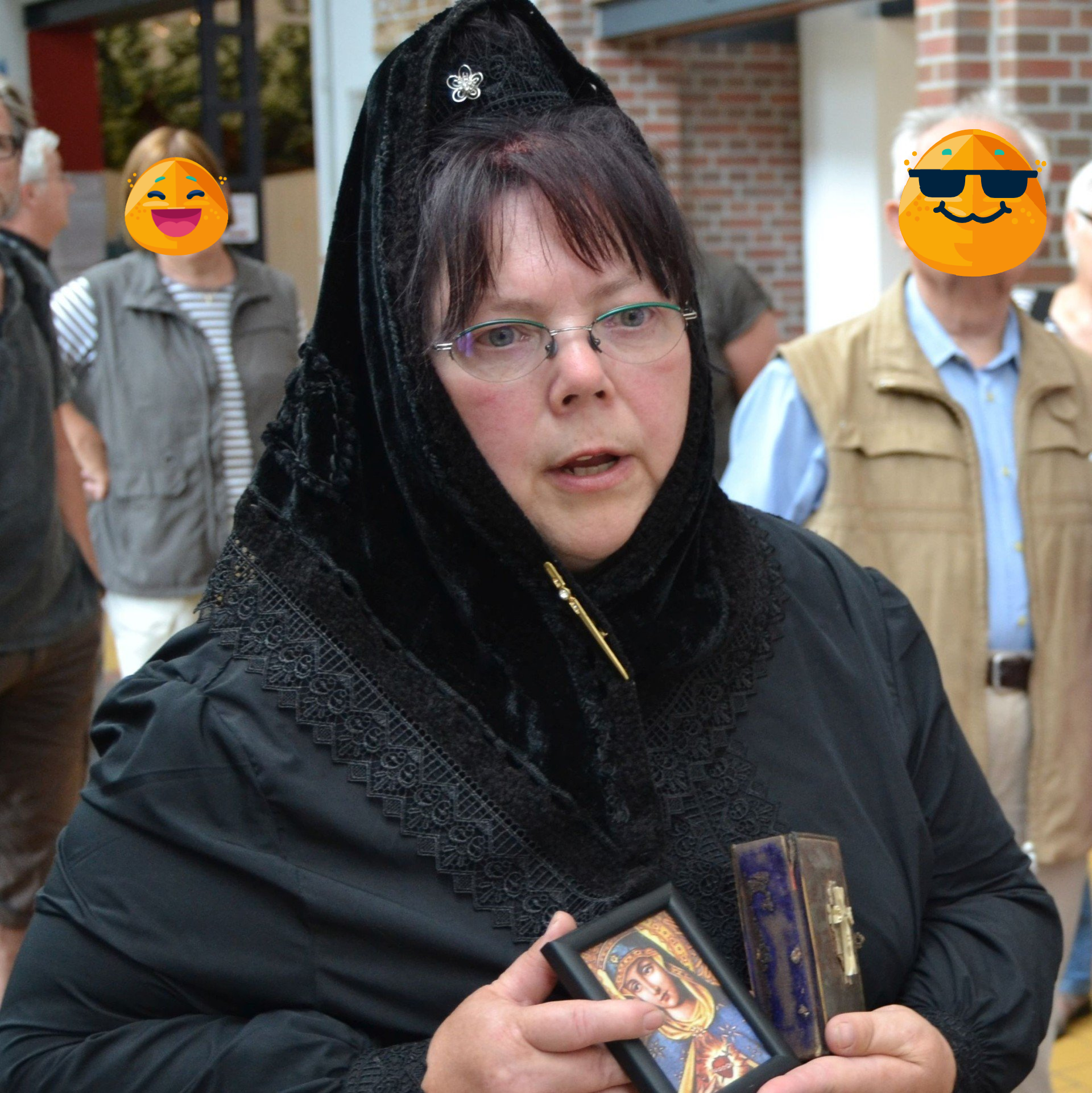 Foto :Frau in der Nordwolle Delmenhorst, Kostüm an eine Böhmische Tracht angelehnt; Foto ©Britta Ogasahara