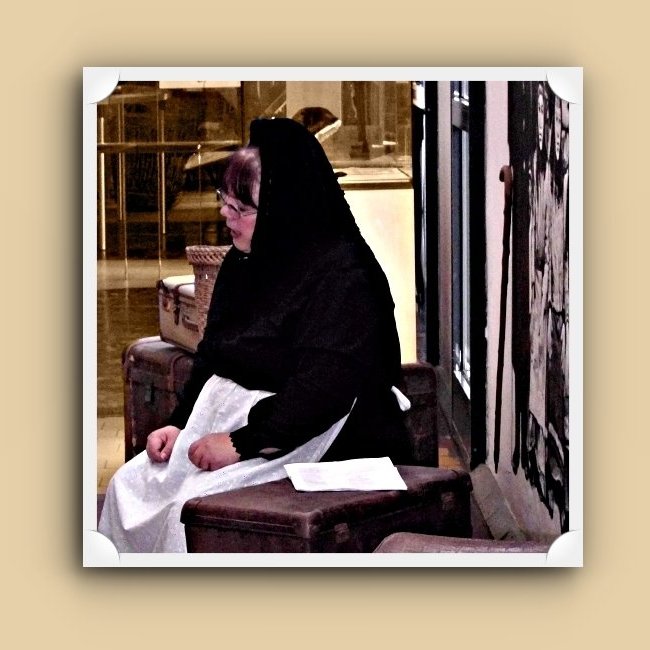 Foto: Henriette Petersen zwischen alten Koffern; Foto ©Heino Gahrtz und Bearbeitung© Britta Ogasahara