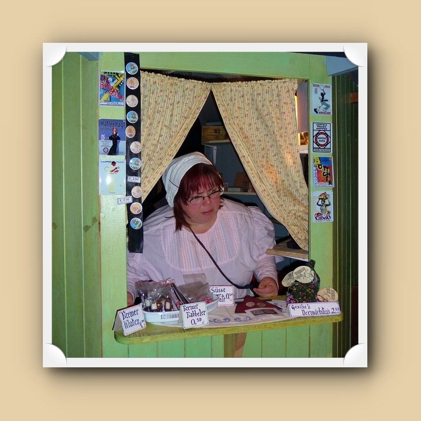 Foto: Britta im Kioskfenster, Bremer Leckereien; Foto ©Bernd Meyer, Bearbeitung© Britta Ogasahara