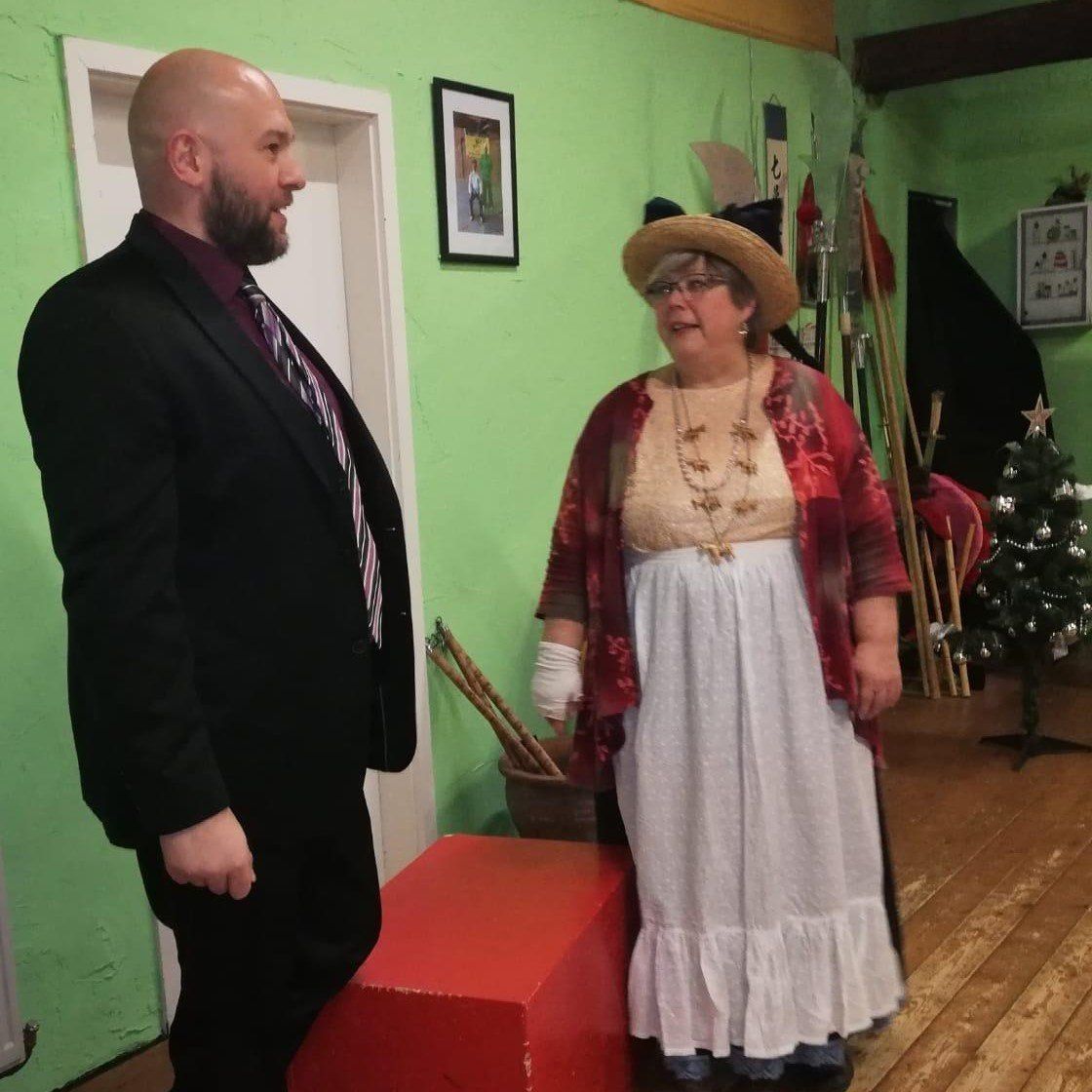 Die Märchenerzählerin Britta Ogasahara mit Sifu Holger Meyer im Gespräch, © Foto Britta Ogasahara, Foto: Die Märchenerzählerin und Sifu Holger Meyer in der Kampfsportschule Bulaimei; Foto ©Britta Ogasahara