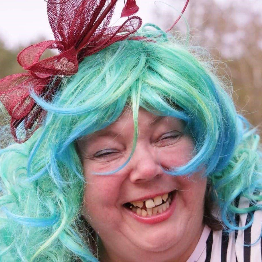 fröhliche Geschichten über Wassergeister,Wind und Meer. Eine hellblaue Perrüke, eine roter Haarreif mit Schleife, blauweiße Bluse, blauer Rock