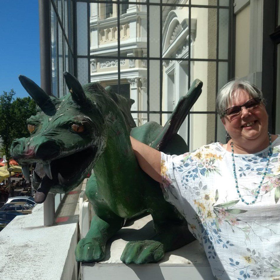 fröhliche Geschichten im deutschen Märchenmuseum, von den Brüdern Grimm, ich stehe auf dem Balkon des Museums und umarme einen Drachen,