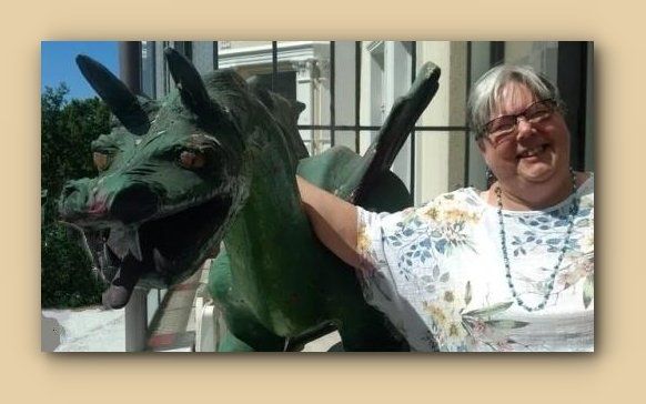 Britta mit grünem Drachen Britta mit grünem Drachen