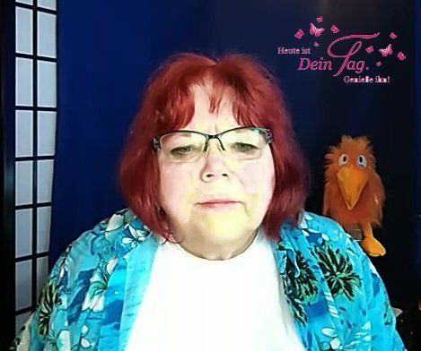 OH, was steht da? Frau schaut angestrengt auf PC-Bildschirm, im Hintergrund eine Handpuppe; Foto ©Britta Ogasahara