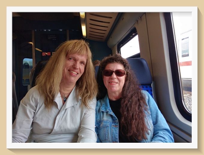 Im Zug, schöner Fensterplatz mit Tisch, Foto ©Britta Ogasahara Foto: 2 Frauen sitzen im Zug mir gegenüber, Foto ©Britta Ogasahara