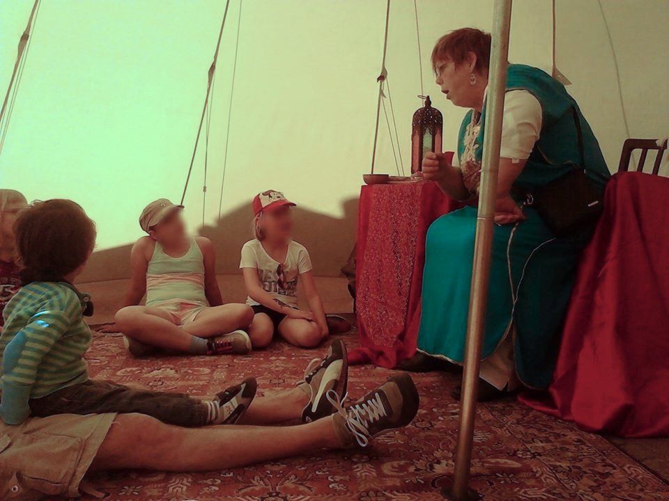 kleine Zuhörer lauschen Geschichten aus 1000 und 1 Nacht