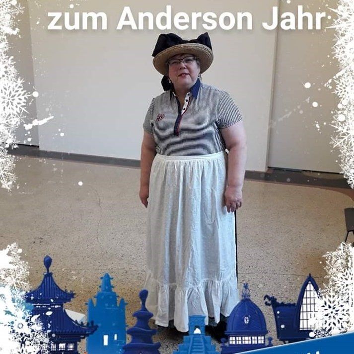 dies ist ein Stellvertreterbild gefunden bei Pixabay Strohhut mit großer blauer Schleife, langer blauer Rock, weiße Schürze, zum Anderson festes