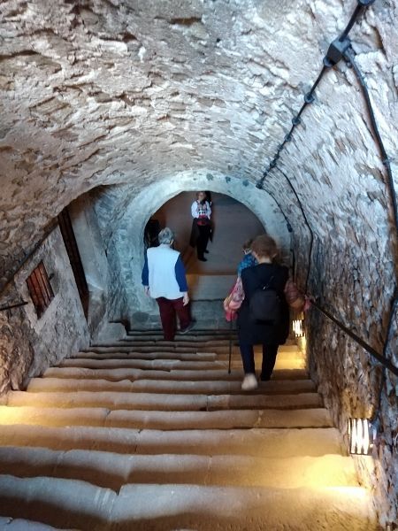 Foto: sehr alte unebene Steintreppe hinab in den Sektkeller, Foto ©Britta Ogasahara