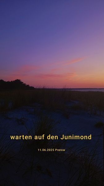warten auf den Junimond, der Himmel ist beeindruckend. ein Farbenspiel, von rot über gelb bis lila und blau und davor die schwarzen Silhouetten