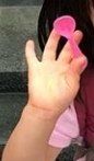 Anika, als 4 jährige, mit dem krummen Finger