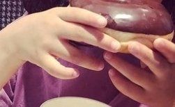 Yuria, als 6 jährige, mit dem krummen Finger