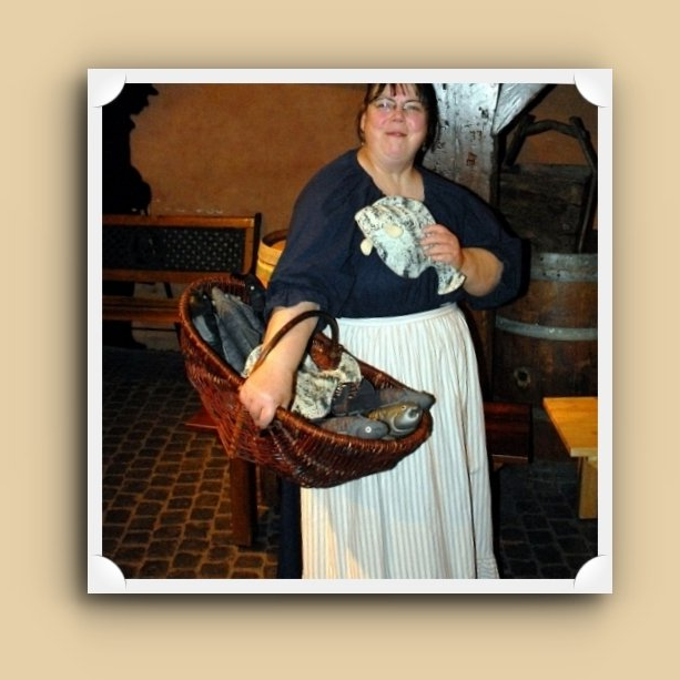 Fisch Luzie mit ihrer Schlagscholle und weiterer Fische im Weidenkorb,Foto ©Bernd Meyer, Bearbeitung© Britta Ogasahara