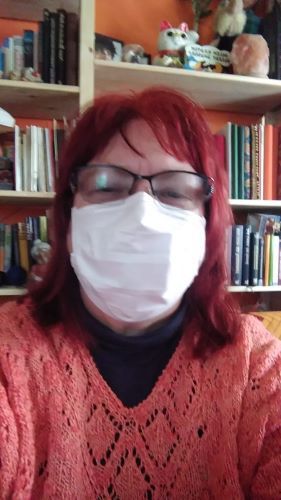 Ich trage Maske Portrait mit roten Haaren, weiße Maske, vor Bücherwand