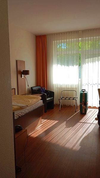 blick in mein Zimmer, der große grüne Koffer ist schon da.